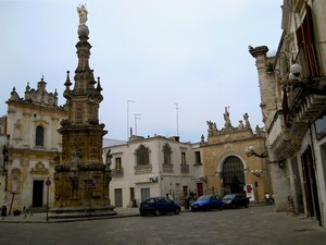 Sedile e chiesa di S.Trifone in piazza