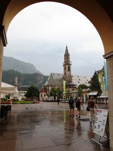 Piazza Walther sotto la pioggia