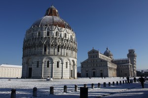 Piazza del Duomo o dei Miracoli in bianco