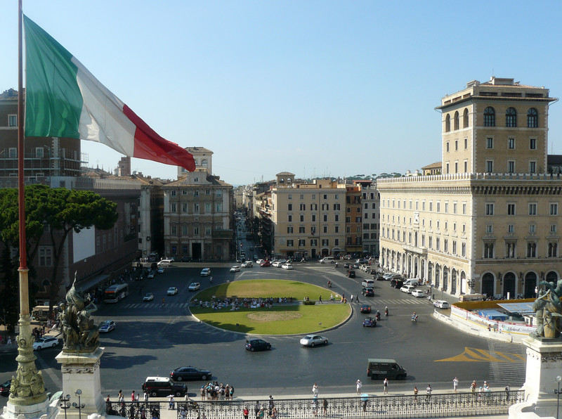 ''Il tricolore sventola su Piazza Venezia'' - Roma