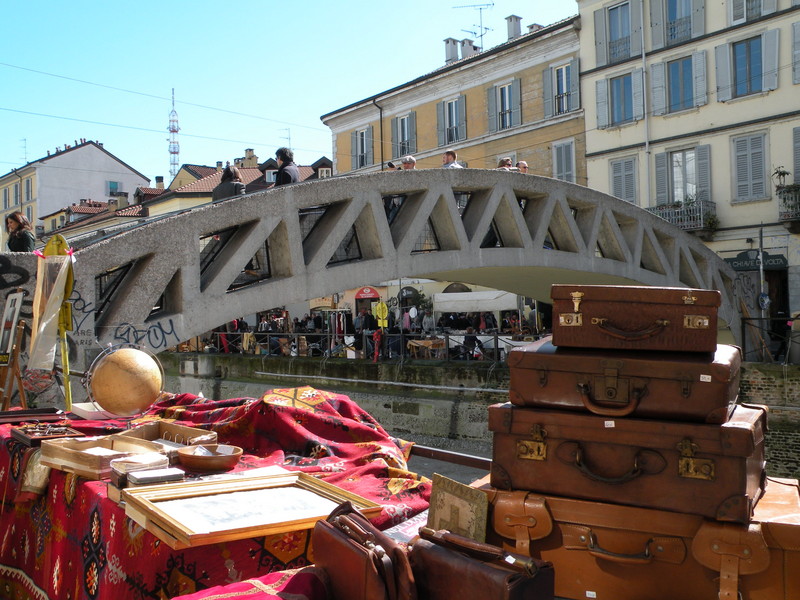 ''un ponte sul Naviglio (senz’acqua) ma col mercatino'' - Milano