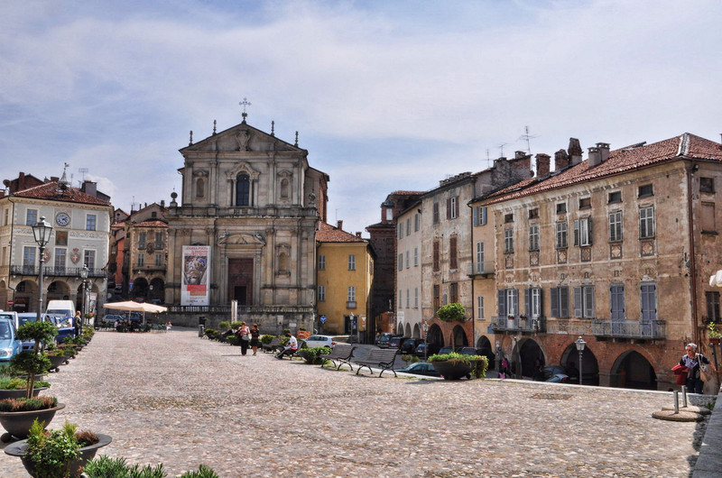 ''la suggestiva piazza …'' - Mondovì