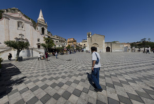la piazza centrale di Taormina