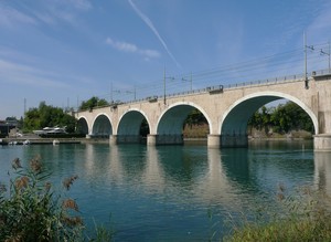 Il treno corre sull’acqua