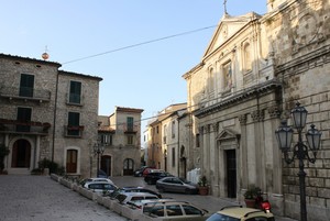 Con la cattedrale (e, ahimè, le auto)