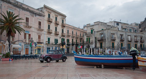 traffico in piazza di Sant’Onofrio a Marina Corta di Lipari