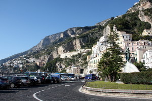 Veduta della Piazza Flavio Gioia ad Amalfi