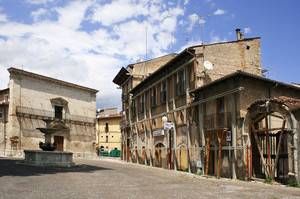 La piazza desolata di Paganica.