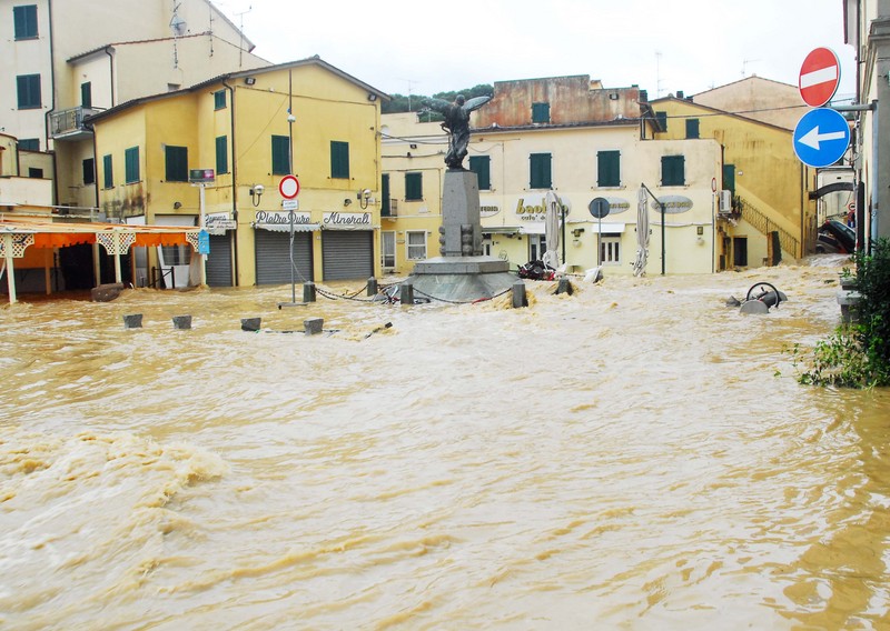 ''Piazza della Vittoria a Marina di Campo'' - Campo nell'Elba