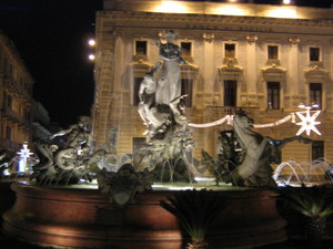 Fontana di DIANA , night .