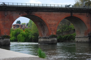 Un ponte tutto rosso mattone