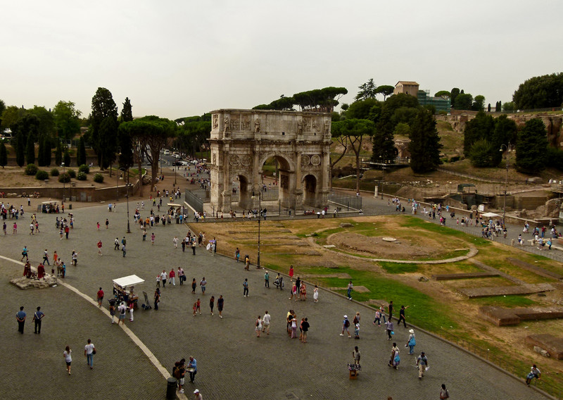 ''Ai piedi del colosseo'' - Roma