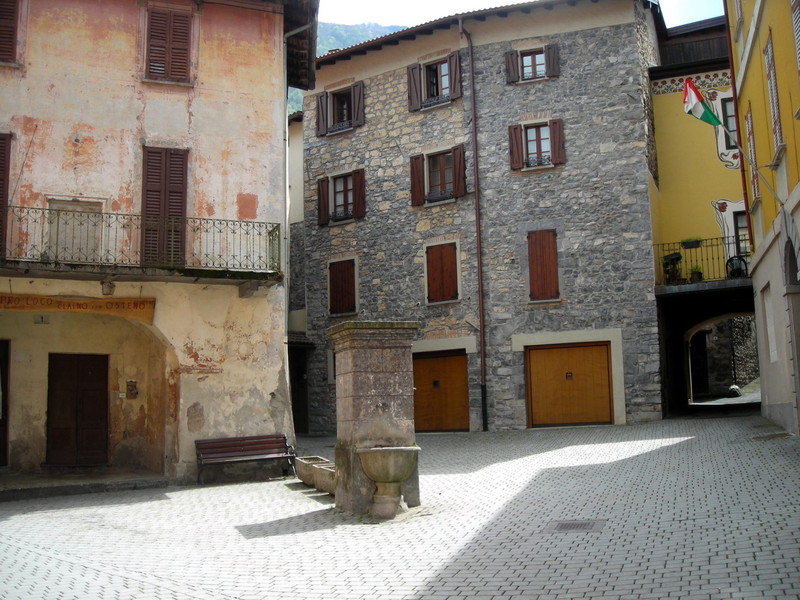 ''piazzetta di paese'' - Claino con Osteno
