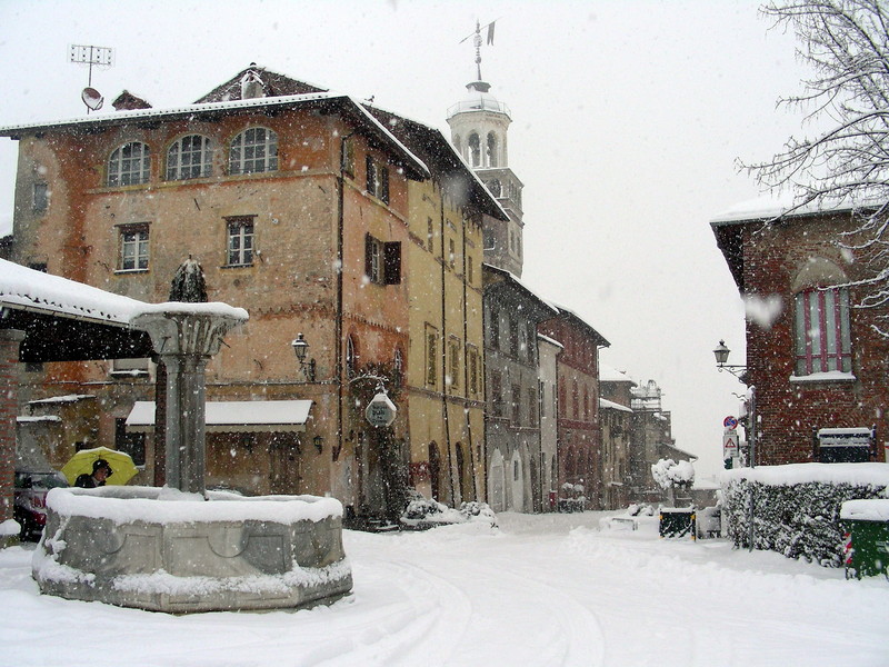 ''Piazza Castello -fascino di una città medioevale sotto la neve'' - Saluzzo