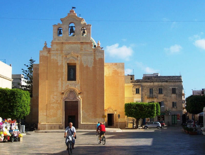 ''LA PIAZZA MATTUTINA'' - Favignana