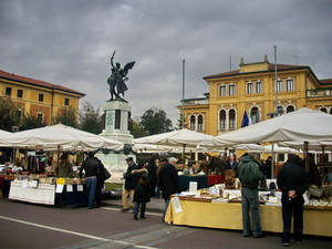 mercatino in piazza dei caduti