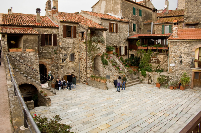 ''La piazzetta di altri tempi'' - Capalbio