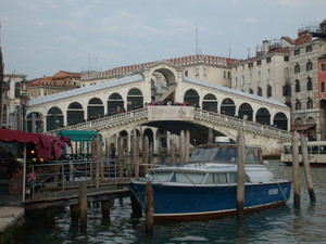 ponte di Rialto con imbarcazione