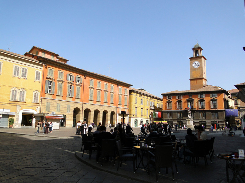 ''aperitivo in piazza Prampolini'' - Reggio Emilia