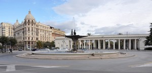 Piazza Cavour con la Fontana del Sele ed il pronao della Villa comunale