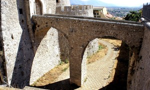 Due ingressi, un pilastro, un ponte.