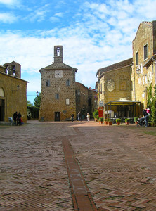 Sovana, la sua piazza in cotto
