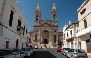 La piazza che porta alla chiesa