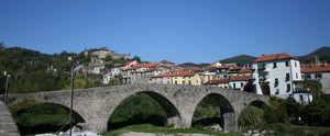 Ponte pedonale all’ingresso della cittadina