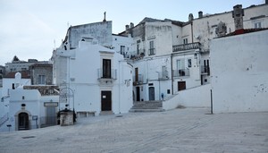 La storica Piazza Galganis dopo il tramonto