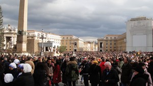 …piazza affollata…
