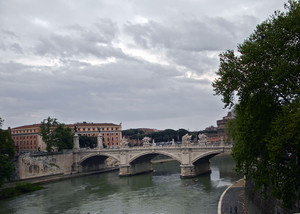 nuvole grige sui ponti di Roma