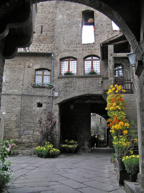 ''piazzetta tra gli archi e i profferli medievali'' - Viterbo