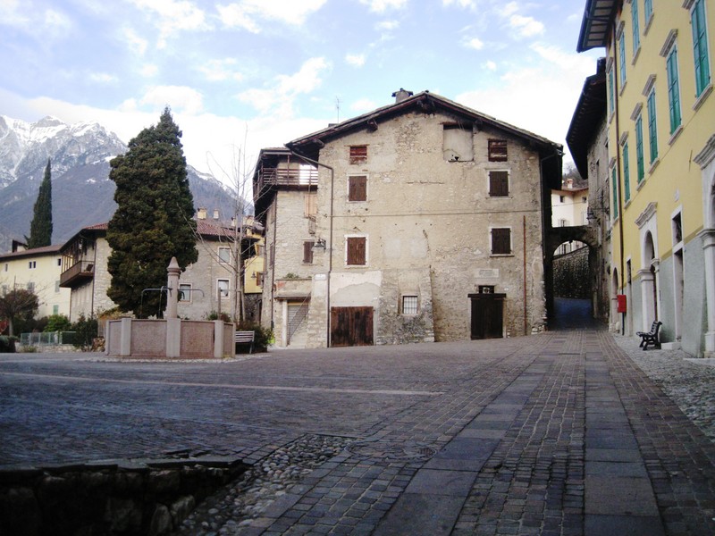 ''piazza centrale del paese'' - Tenno