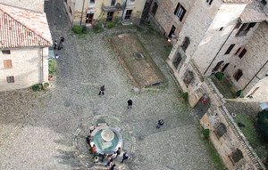 …la piazza di Vigoleno…