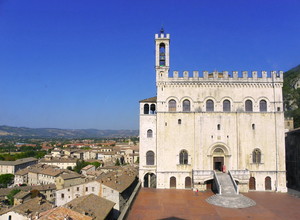 Il grande terrazzamento che domina il paese