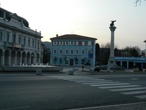 la piazza ristrutturata