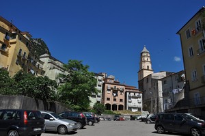 Piazza… parcheggio. Peccato. Così non va.