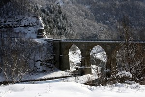 Il ponte nella neve