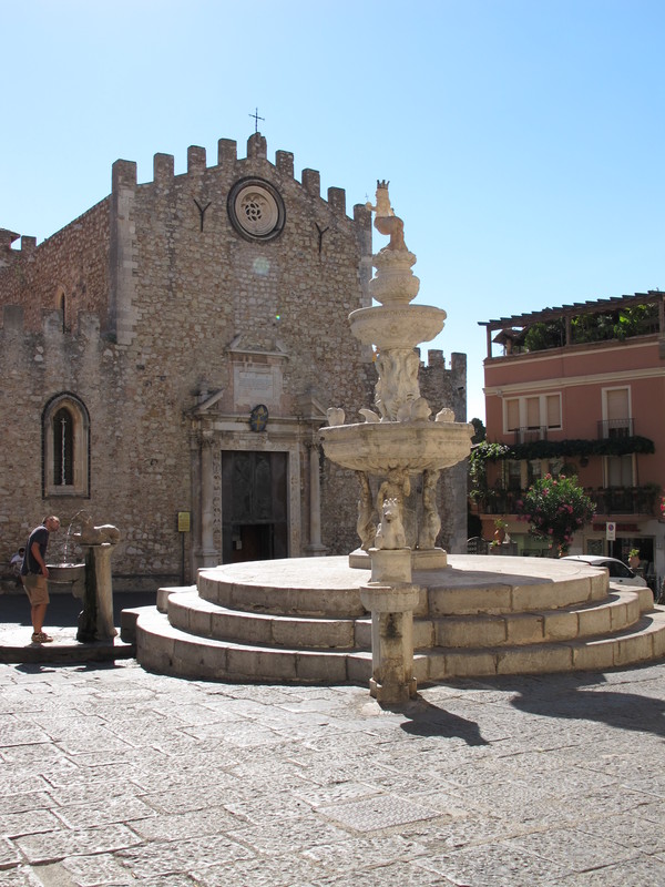 ''LA  PIAZZA E LA FONTANA'' - Taormina