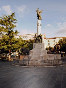 Villa Comunale, con il monumento ai caduti sormontato dalla Vittoria
