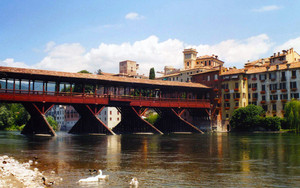 il “ponte” sull’acque limpide del Brenta giunto a valle