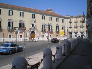 Piazza xx settembre , con il palazzo della Provincia.