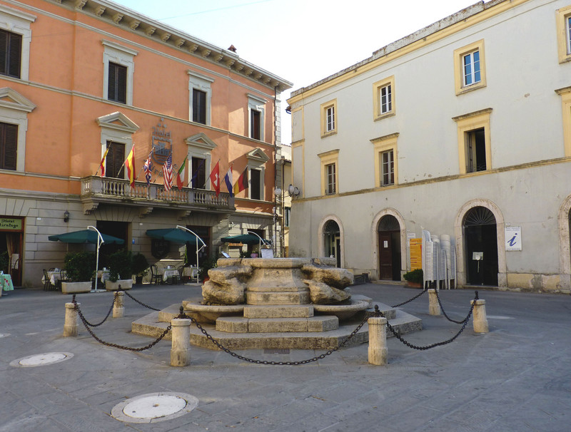''Al centro della piazza'' - Castiglione del Lago