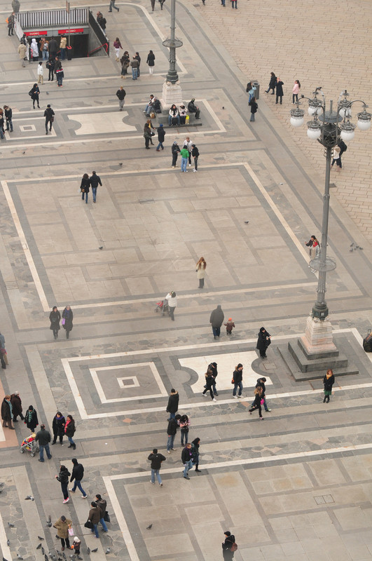 ''Uno sguardo sulla piazza'' - Milano