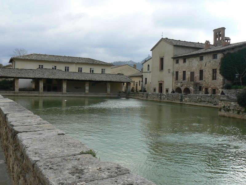 ''La strana piazza di Bagno Vignoni'' - San Quirico d'Orcia