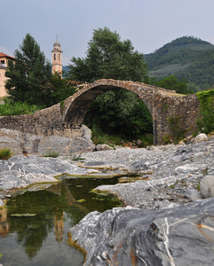 Ponte medioevale sul torrente Arroscia