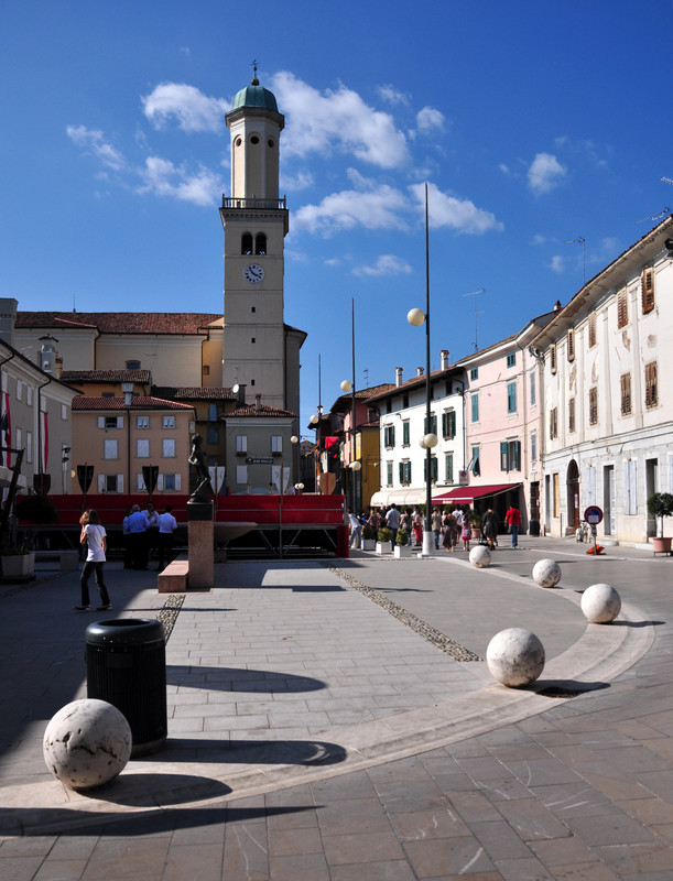 ''Una piazza con tante sfere'' - Cormons