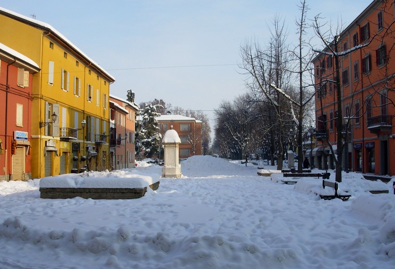 ''Piazza Garibaldi dopo tanta neve uno sprazzo di sole'' - Castelfranco Emilia