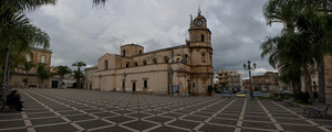 Nuvole sempre nuvole su Piazza Umberto