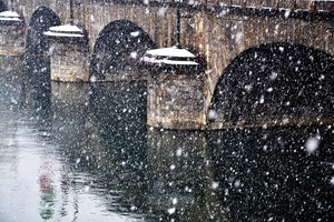 Ponte sotto la neve
